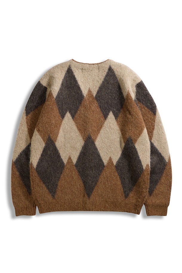 알파카 아가일 가디건 - 샌드는 부드러운 촉감의 알파카 소재로 제작되어 가을과 겨울에 따뜻하게 입을 수 있는 여성용 상의입니다. 클래식하고 캐주얼한 스타일의 레귤러핏 가디건으로, 샌드, 브라운, 베이지 컬러로 구성되어 있습니다. 두꺼운 두께감과 긴소매, 브이넥 디자인에 아가일 패턴이 더해져 포근한 분위기를 연출합니다. 버튼 여밈 방식으로, 모임룩이나 데이트룩에 활용하기 좋습니다.
