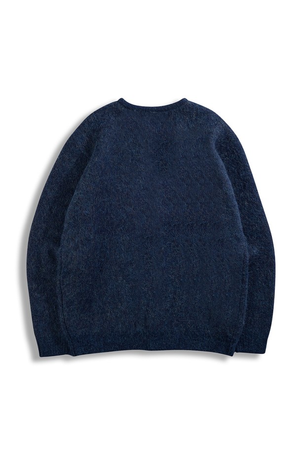 알파카 브이넥 가디건 - 네이비는 부드러운 촉감과 두꺼운 두께로 따뜻함을 선사하는 가을, 겨울용 상의입니다. 베이직하고 클래식한 스타일을 연출하며, 레귤러 핏으로 편안하게 착용 가능합니다. 긴 소매와 무지 패턴, 버튼 여밈 디테일이 특징이며, 출근룩, 오피스룩, 모임룩 등 다양한 TPO에 활용할 수 있습니다. 고급스러운 알파카 소재로 제작되어 미니멀하면서도 세련된 스타일을 완성합니다. 브이넥 디자인으로 답답함 없이, 다양한 이너와 레이어드하여 클래식한 무드를 연출해보세요.
