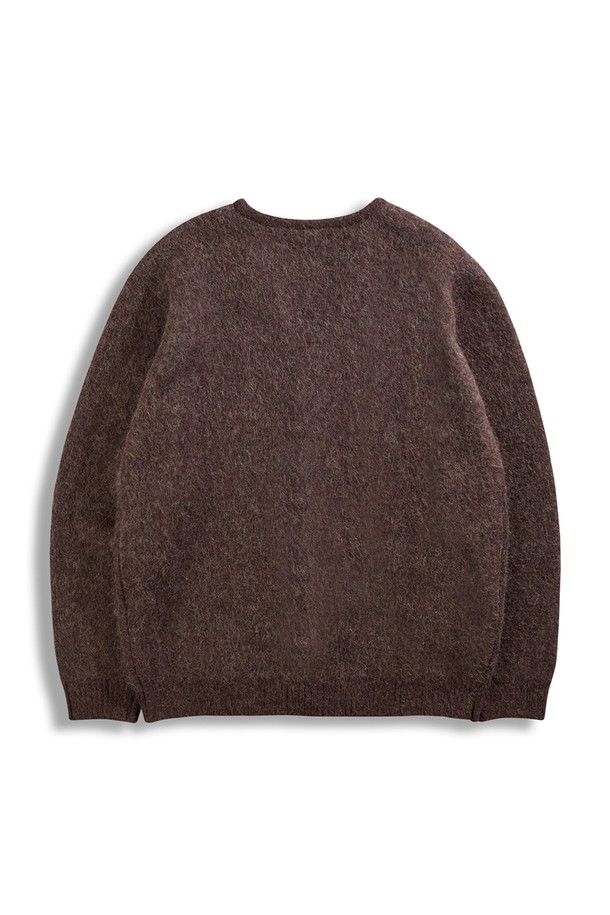 알파카 브이넥 가디건 - 브라운은 가을과 겨울, 일상과 출근룩, 모임룩에 모두 잘 어울리는 베이직하고 클래식한 스타일의 제품입니다. 부드러운 촉감의 알파카 소재로 제작되어 두꺼운 두께감과 뛰어난 보온성을 자랑합니다. 레귤러 핏에 긴 소매, 브이넥 디자인으로 어떤 옷에도 쉽게 매치할 수 있으며, 버튼으로 간편하게 여밀 수 있습니다. 미니멀, 캐주얼 룩을 즐겨 입는 분들께 추천하며, 활용도 높은 브라운 컬러는 세련된 분위기를 더합니다.
