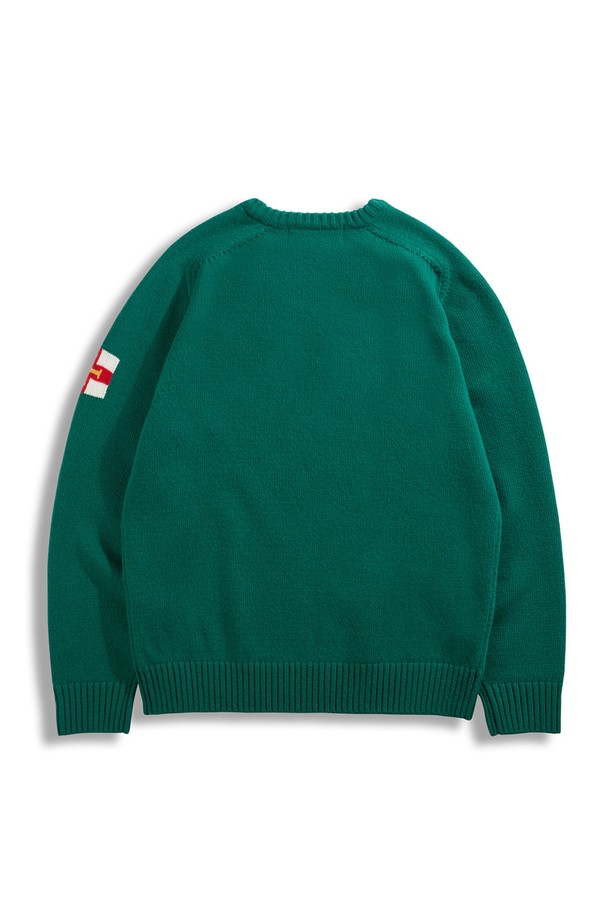 보틀 그린 컬러의 슈퍼 파인 메리노울 새들 스웨터입니다. 부드러운 촉감의 메리노울 소재로 제작되어 가을, 겨울철 따뜻하게 착용할 수 있습니다. 베이직하고 클래식한 스타일로, 출근룩과 비즈니스 캐주얼에 활용하기 좋습니다. 레귤러 핏에 라운드넥 디자인이며, 새들 디테일이 포인트로 더해졌습니다. 긴 소매 기장의 두꺼운 두께감으로 포근함을 선사합니다.
