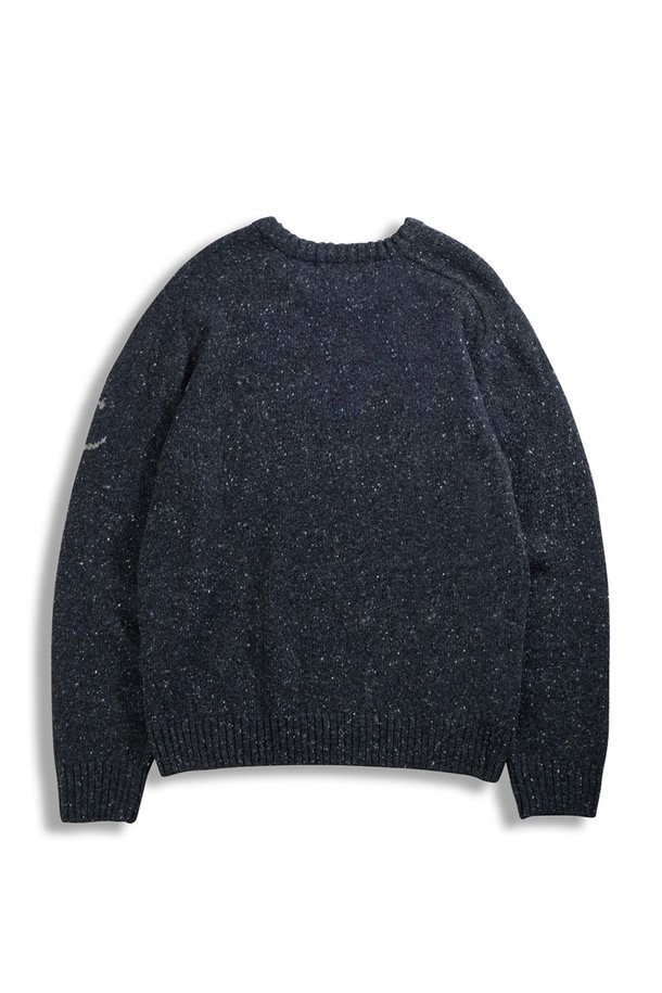 네프사 새들 스웨터 - 블랙은 가을과 겨울에 따뜻하게 입을 수 있는 공용 니트/스웨터입니다. 부드러운 울 소재로 제작되어 편안한 착용감을 선사하며, 루즈핏과 크롭 기장으로 캐주얼하면서도 트렌디한 스타일을 연출합니다. 베이직한 디자인에 라운드넥, 긴 소매, 무지 패턴으로 어떤 옷에도 잘 어울립니다. 앵커 자수 디테일이 포인트로, 미니멀, 클래식 스타일을 선호하는 분들께 추천합니다. 두꺼운 두께감으로 추운 날씨에도 따뜻하게 몸을 보호해 줍니다.
