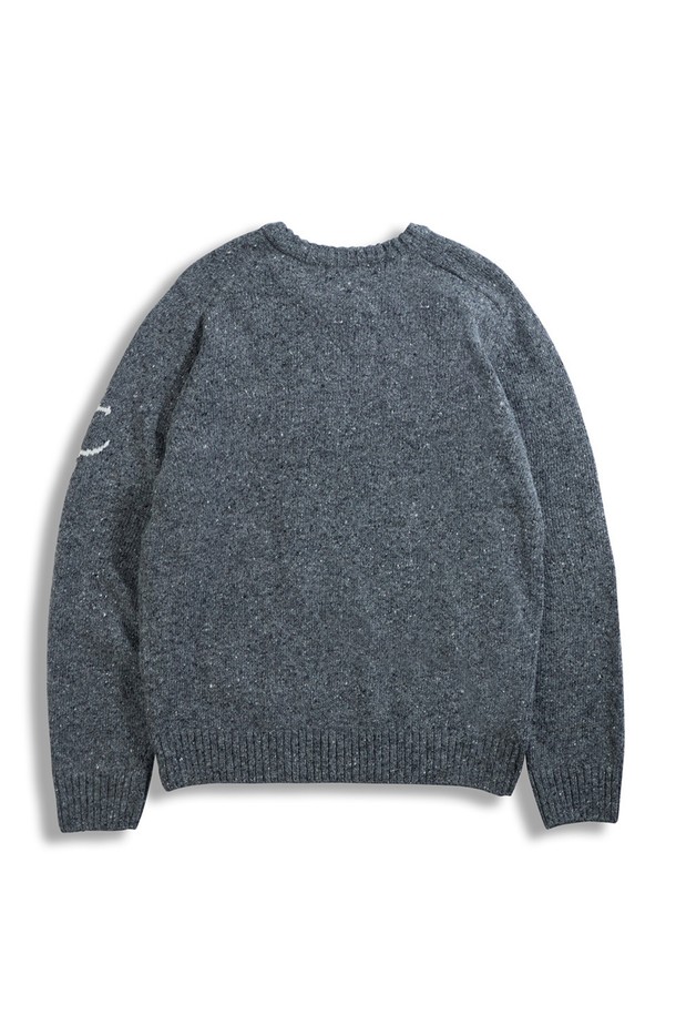 네프사 새들 스웨터 - 차콜은 울 소재로 제작되어 부드러운 촉감을 자랑하는 남녀 공용 스웨터입니다. 톤 다운된 차콜 컬러와 베이직한 디자인으로, 캐주얼 및 클래식, 미니멀 스타일 모두 소화 가능하며 출근룩으로도 활용하기 좋습니다. 레귤러 핏에 라운드넥 디자인, 긴 소매 기장으로 제작되었으며, 두꺼운 두께감으로 가을, 겨울 시즌에 따뜻하게 착용할 수 있습니다. 앵커 로고 자수 디테일이 포인트로 더해져 세련된 느낌을 선사합니다.
