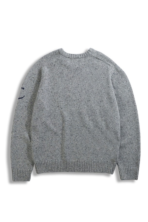 네프사 새들 스웨터 - 그레이는 가을, 겨울 시즌에 어울리는 공용 니트/스웨터입니다. 부드러운 울 소재로 제작되어 포근한 착용감을 선사하며, 레귤러핏과 라운드넥 디자인으로 편안한 착용감을 제공합니다. 베이직하고 캐주얼한 스타일에 무지 패턴의 그레이 컬러가 더해져 어떤 룩에도 잘 어울립니다. 출근룩, 캐주얼, 클래식, 미니멀 스타일 연출에 적합하며, 심플한 자수 디테일이 포인트로 더해졌습니다. 두꺼운 두께감으로 따뜻함을 유지하며, 긴 소매 기장으로 간결한 맵시를 더합니다.
