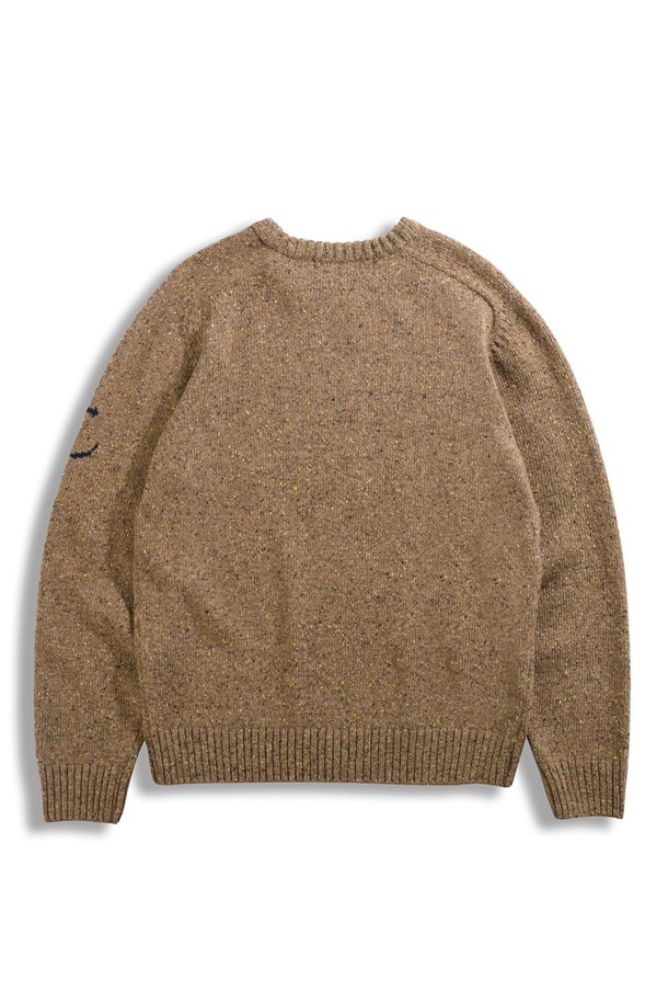 네프사 새들 스웨터 - 피넛은 부드러운 촉감의 울 소재로 제작된 공용 스웨터입니다. 가을, 겨울 시즌에 어울리는 두꺼운 두께감과 레귤러핏으로 편안하게 착용 가능합니다. 라운드넥 디자인에 앵커 자수 디테일이 포인트로 더해져 캐주얼하면서도 베이직한 스타일을 연출합니다. 데이트룩, 캐주얼, 클래식, 미니멀 스타일을 즐겨 입는 분들께 추천하며, 피넛 브라운 컬러가 따뜻하고 포근한 분위기를 선사합니다. 크롭 기장으로 세련된 핏을 완성합니다.
