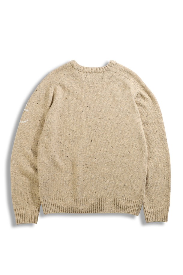 네프사 새들 스웨터 - 베이지는 가을과 겨울, 일상과 출근룩에 모두 잘 어울리는 공용 스웨터입니다. 부드러운 울 소재로 제작되어 따뜻하고 포근한 착용감을 선사하며, 레귤러 핏과 라운드넥 디자인으로 편안한 착용감을 제공합니다. 베이직, 캐주얼, 클래식, 미니멀 스타일을 추구하는 분들께 추천하며, 앵커 자수 디테일이 포인트로 더해져 밋밋함을 덜어줍니다. 두꺼운 두께감과 긴 소매 기장으로 추운 날씨에도 따뜻하게 입을 수 있습니다.
