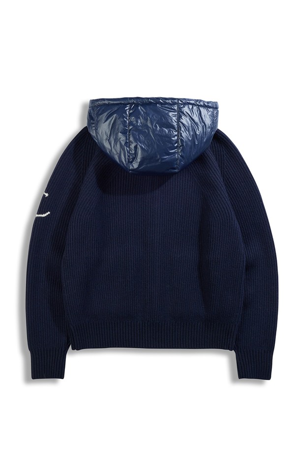 네이비 컬러의 디테쳐블 패딩 후드 헤비 집업 스웨터입니다. 쌀쌀한 가을과 추운 겨울철, 캐주얼하고 스포티한 스타일을 연출하기에 적합합니다. 레귤러 핏에 긴 소매 기장으로 제작되었으며, 두꺼운 두께감의 니트 소재와 패딩 안감으로 보온성을 높였습니다. 탈부착 가능한 후드 디자인으로, 출근룩이나 캠핑룩 등 다양한 TPO에 맞춰 활용할 수 있습니다. 무지 패턴으로 미니멀한 스타일 연출에도 용이합니다.
