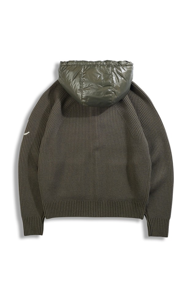 올리브 색상의 디테쳐블 패딩 후드 헤비 집업 스웨터입니다. 넉넉한 두께감의 니트 소재와 레귤러핏으로 제작되어 캐주얼하고 스포티한 스타일을 연출합니다. 탈부착 가능한 후드와 집업 여밈 방식으로 편안하게 착용할 수 있으며, 안감은 패딩으로 처리되어 가을, 겨울철 따뜻함을 선사합니다. 무지 디자인으로 다양한 룩에 활용하기 좋으며, 일상복으로 적합합니다. 긴소매 기장으로 보온성을 높였습니다.
