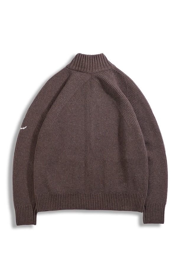 브리티쉬 립 투웨이 집업 스웨터 - 브라운은 가을과 겨울, 당신의 일상에 클래식하고 베이직한 무드를 더해줄 아이템입니다. 부드러운 울 소재로 제작되어 포근한 착용감을 선사하며, 레귤러 핏으로 편안하게 착용할 수 있습니다. 앵커(닻) 자수 디테일이 돋보이며, 투웨이 지퍼와 긴소매 디자인으로 실용성을 높였습니다. 출근룩, 모임룩, 데이트룩 등 다양한 TPO에 활용할 수 있으며, 클래식, 미니멀, 캐주얼 스타일 모두 소화 가능합니다. 두꺼운 두께감으로 따뜻함을 더했습니다.
