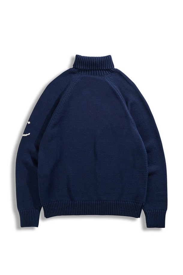 네이비 색상의 헤비코튼 터틀넥 스웨터입니다. 넉넉한 두께감의 헤비코튼 소재로 제작되어 가을, 겨울철 따뜻하게 착용하기 좋습니다. 베이직하고 캐주얼한 디자인으로, 출근룩과 모임룩 등 다양한 TPO에 활용할 수 있습니다. 레귤러핏으로 제작되어 편안한 착용감을 제공하며, 캐주얼, 클래식, 미니멀 스타일 모두 소화 가능합니다. 긴 소매와 터틀넥 디자인으로 보온성을 높였습니다.
