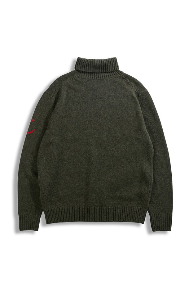 부드러운 촉감의 슈퍼 파인 메리노울 소재로 제작된 올리브 컬러의 터틀넥 스웨터입니다. 가을, 겨울 시즌에 어울리는 두꺼운 두께감으로 따뜻하게 착용할 수 있으며, 일상복으로 활용하기 좋습니다. 레귤러핏으로 제작되어 편안한 착용감을 선사하며, 미니멀하고 베이직한 스타일을 연출합니다. 긴 소매 기장과 앵커 자수 디테일이 포인트로 더해져 세련된 느낌을 줍니다. 클래식하면서도 세련된 스타일을 완성해 보세요.
