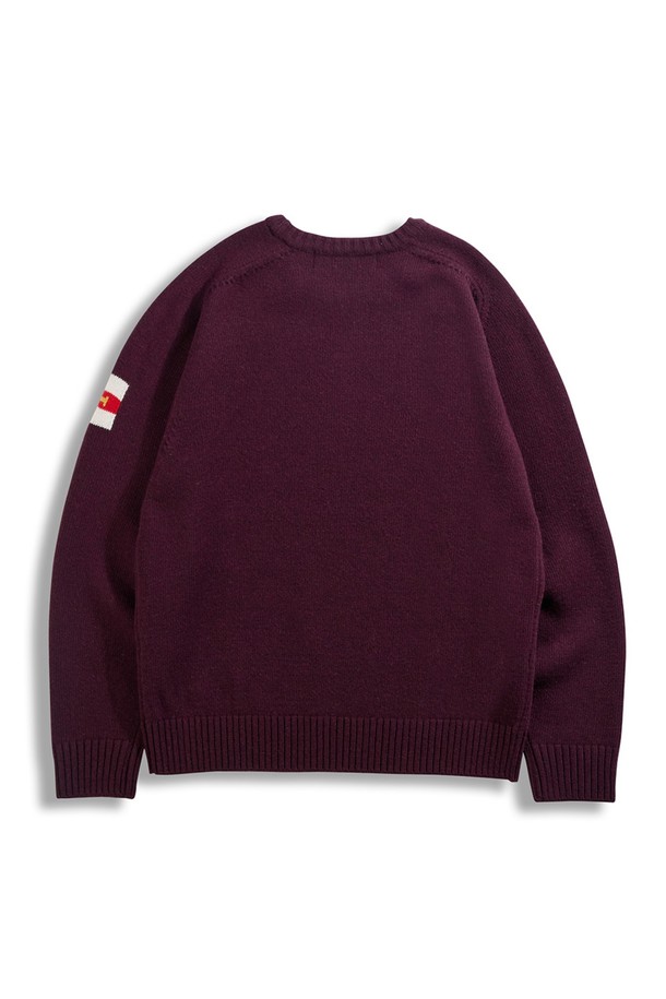 **슈퍼 파인 메리노울 새들 스웨터 - 버건디**는 가을과 겨울, 데일리룩과 출근룩에 모두 잘 어울리는 베이직하고 클래식한 스타일의 니트 스웨터입니다. 부드러운 촉감의 메리노울 소재로 제작되어 따뜻하고 편안한 착용감을 선사하며, 레귤러 핏과 라운드넥 디자인으로 어떤 스타일에도 쉽게 매치할 수 있습니다. 특히 어깨 부분의 새들 디테일이 은은한 포인트를 더합니다. 버건디 컬러는 세련된 분위기를 연출하며, 두꺼운 두께감으로 겨울철에도 따뜻하게 입을 수 있습니다. 긴 소매 기장으로 더욱 포근한 느낌을 줍니다.
