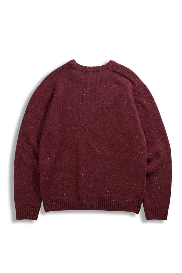 네프사 새들 스웨터 - 버건디는 울과 아크릴 혼방 소재로 제작되어 부드러운 촉감과 따뜻함을 선사합니다. 라운드넥과 레귤러핏 디자인으로 베이직하면서도 캐주얼한 스타일을 연출하며, 가을과 겨울에 활용하기 좋습니다. 두께감이 있는 긴소매 스웨터로, 로고 디테일이 은은하게 포인트를 더합니다. 버건디 컬러는 클래식하고 미니멀한 무드를 자아내 일상복으로 활용하기 좋습니다.
