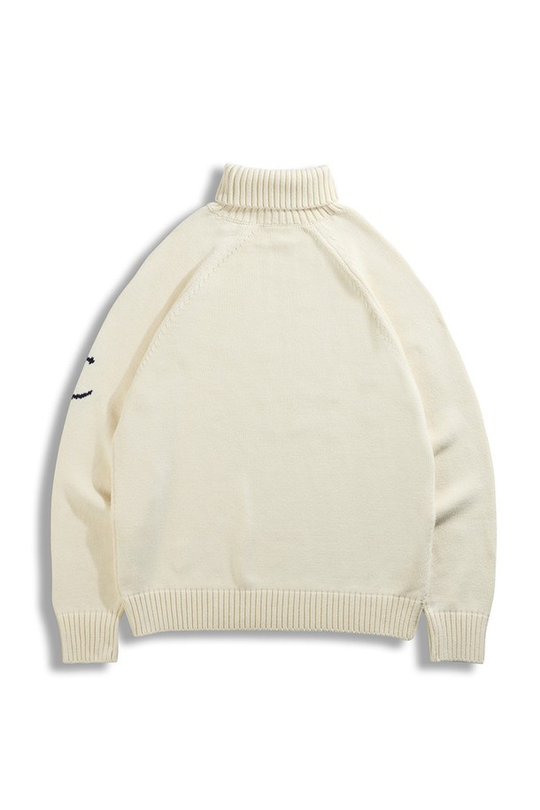 부드러운 촉감의 헤비코튼 소재로 제작된 헤비코튼 터틀넥 스웨터 - 바닐라 크림입니다. 가을과 겨울, 쌀쌀한 날씨에 따뜻하게 착용하기 좋은 두꺼운 두께감의 긴소매 터틀넥 스웨터입니다. 베이직하고 캐주얼한 스타일에 앵커 자수 디테일이 더해져 포인트를 줍니다. 레귤러핏으로 제작되어 편안한 착용감을 선사하며, 출근룩과 모임룩 등 다양한 TPO에 활용 가능합니다. 캐주얼, 클래식, 미니멀한 스타일을 즐겨 입는 분들께 추천합니다.

