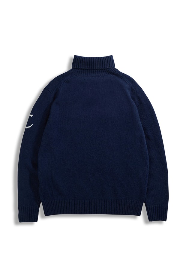 네이비 컬러의 슈퍼 파인 메리노울 터틀넥 스웨터입니다. 부드러운 촉감의 두꺼운 울 소재로 제작되어 가을, 겨울철 따뜻하게 착용할 수 있습니다. 베이직하고 클래식한 스타일로 출근룩, 오피스룩 등 다양한 TPO에 활용하기 좋습니다. 긴 소매, 레귤러 기장의 무지 디자인으로 미니멀한 스타일을 연출합니다. 터틀넥 디자인으로 보온성을 높였습니다.
