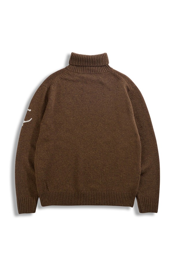 슈퍼 파인 메리노울 터틀넥 스웨터 - 브라운은 부드러운 촉감의 메리노울 소재로 제작되어 가을과 겨울에 따뜻하게 착용하기 좋습니다. 베이직하고 클래식한 스타일로 다양한 룩에 활용할 수 있으며, 레귤러 핏으로 편안한 착용감을 선사합니다. 긴 소매와 터틀넥 디자인이 특징이며, 두꺼운 두께감으로 보온성을 높였습니다. 가슴 부분에는 앵커 로고 자수가 포인트로 더해져 미니멀하면서도 세련된 느낌을 줍니다.
