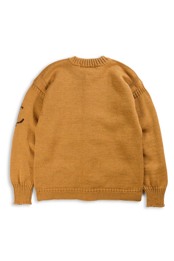 피셔맨 홀가먼트 가디건 - 카멜은 부드러운 울 소재로 제작되어 가을, 겨울 시즌 따뜻하게 착용할 수 있는 두꺼운 두께의 긴소매 가디건입니다. 라운드넥 디자인에 버튼 여밈 방식으로 편안하게 입고 벗을 수 있으며, 넉넉한 레귤러핏으로 제작되어 활동성을 높였습니다. 캐주얼, 클래식, 미니멀 스타일 모두 소화 가능하며, 홀가먼트 패턴과 카멜 컬러가 세련된 분위기를 연출합니다. 데일리룩에 포인트가 되어줄 포켓 디테일까지 갖춘 실용적인 아이템입니다.
