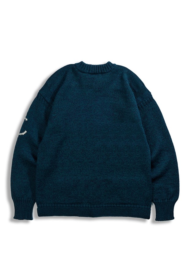 피셔맨 홀가먼트 가디건 - 블랙와치는 부드러운 울 소재로 제작되어 가을과 겨울에 따뜻하게 착용하기 좋은 두꺼운 두께감의 긴소매 가디건입니다. 클래식하고 베이직한 디자인으로 일상, 출근룩, 모임룩 등 다양한 상황에 활용할 수 있습니다. 레귤러핏으로 편안하게 착용 가능하며, 라운드넥 디자인으로 다양한 이너와 자연스럽게 매치됩니다. 특히, 앵커(닻) 자수 디테일이 포인트로 더해져 고급스러운 분위기를 연출합니다. 블랙와치 컬러가 세련된 스타일을 완성합니다.
