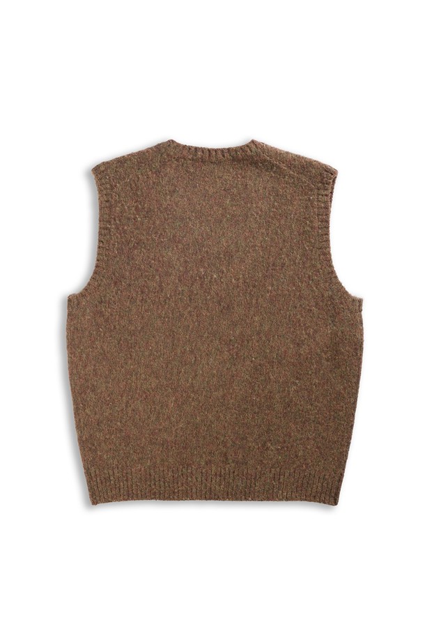 **셔틀랜드울 브이넥 베스트 - 브러쉬드 브라운**

부드러운 촉감의 셔틀랜드 울 소재로 제작된 브러쉬드 브라운 컬러의 브이넥 베스트입니다. 가을, 겨울 시즌에 어울리는 두꺼운 두께감으로 따뜻하게 착용할 수 있습니다. 레귤러핏으로 제작되어 편안한 착용감을 제공하며, 베이직하고 클래식한 스타일을 연출합니다. 출근룩, 오피스룩, 모임룩 등 다양한 TPO에 활용 가능하며, 미니멀하고 클래식한 스타일을 선호하는 분들께 추천합니다. 민소매 디자인으로 레이어드하여 세련된 스타일을 완성해 보세요.
