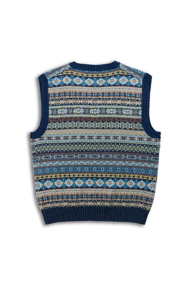 세인트피터 페어아일 브이넥 베스트 - 네이비는 클래식한 무드를 자아내는 남성용 니트 베스트입니다. 울 소재로 제작되어 부드러운 촉감과 두꺼운 두께감으로 가을, 겨울철 따뜻하게 착용할 수 있습니다. 페어아일 패턴이 돋보이며, 레귤러 핏과 브이넥 디자인으로 오피스룩, 비즈니스 캐주얼, 모임룩 등 다양한 TPO에 활용 가능합니다. 미니멀하고 캐주얼한 스타일을 연출하기에도 좋습니다.
