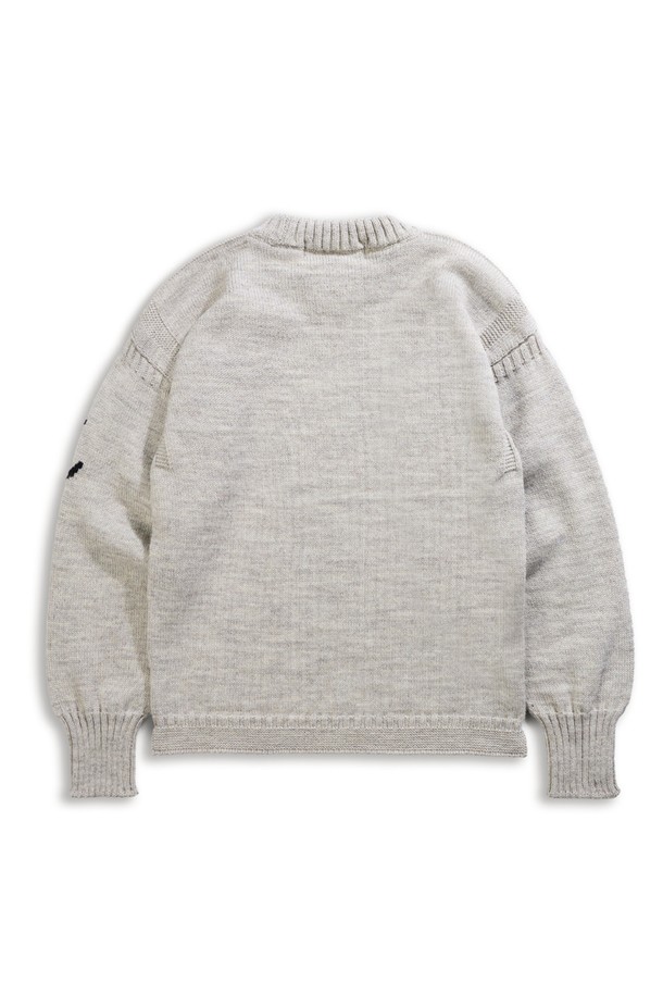 가을과 겨울에 어울리는 크루넥 홀가먼트 스웨터입니다. 울 소재로 제작되어 부드러운 촉감과 뛰어난 보온성을 제공하며, 두꺼운 두께감으로 포근하게 착용할 수 있습니다. 베이직하고 캐주얼한 스타일로, 일상에서 편안하게 즐겨 입기 좋습니다. 라이트 그레이 컬러와 심플한 디자인은 어떤 룩에도 잘 어울리며, 니트 패치 디테일로 포인트를 더했습니다. 레귤러핏으로 제작되어 편안한 착용감을 선사합니다.
