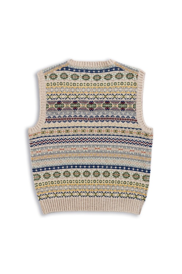 세인트피터 페어아일 브이넥 베스트 - 베이지는 가을, 겨울 시즌에 어울리는 울 소재의 니트 베스트입니다. 클래식하고 캐주얼한 무드를 동시에 연출하며, 레귤러핏과 레귤러 기장으로 편안한 착용감을 선사합니다. 페어아일 패턴과 브이넥 디자인이 특징이며, 출근룩과 모임룩, 그리고 미니멀한 스타일 연출에 적합합니다. 부드러운 촉감과 두꺼운 두께감으로 따뜻함을 더해줍니다. 베이지 컬러는 어떤 옷에도 잘 어울려 활용도가 높습니다.
