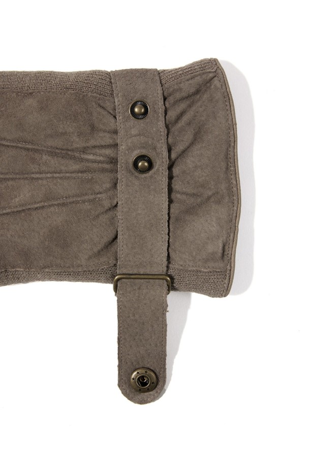 부드러운 스웨이드 소재와 따뜻한 보온성을 자랑하는 체스터 스타일의 장갑입니다. 은은한 오트밀 컬러가 어떤 옷에도 잘 어울리며, 일상에서 클래식하고 미니멀한 스타일을 연출하기 좋습니다. 부드러운 촉감과 보통 두께감으로 편안한 착용감을 선사하며, 디자인 장식으로 버튼이 더해져 고급스러움을 더했습니다. 가을, 겨울 시즌, 당신의 손을 포근하게 감싸줄 데일리 장갑입니다.
