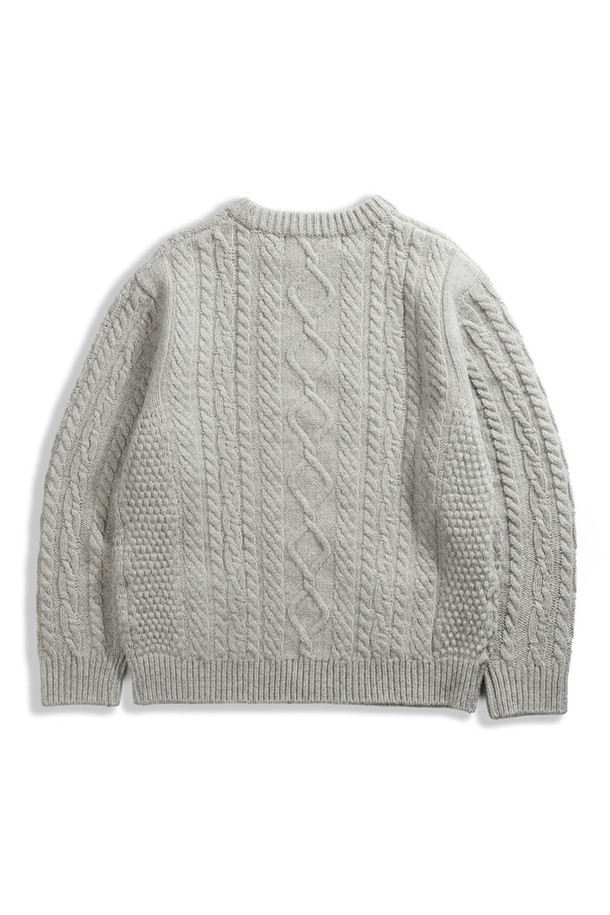 셔틀랜드울 아란 포켓 스웨터 - 라이트 그레이는 남성용 상의 니트/스웨터입니다. 가을, 겨울 시즌에 어울리며, 클래식하고 베이직한 스타일을 연출합니다. 레귤러핏 라운드넥 디자인에, 두꺼운 두께감과 부드러운 촉감의 울 소재로 제작되었습니다. 케이블 및 아란 패턴의 입체적인 질감과 포켓 디테일, 사시 봉제 방식이 특징이며, 풍부한 볼륨감과 뛰어난 보온성을 제공합니다. 데이트룩, 출근룩, 미니멀, 캐주얼 스타일 모두 소화 가능한 활용도 높은 아이템입니다.
