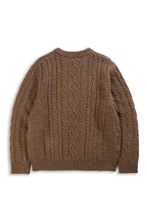 셔틀랜드울 아란 포켓 스웨터 - 모스 브라운은 클래식과 베이직 스타일을 추구하는 남성을 위한 겨울, 가을용 상의입니다. 두꺼운 두께감과 뻣뻣한 촉감, 보온 및 방풍 기능을 갖춘 이 스웨터는 일상과 출근룩, 모임룩에 적합합니다. 17세기 전통 편직 기법을 보존하여 제작되었으며, 전통적인 아란 니트 패턴과 포켓 디테일이 특징입니다. 링킹 기법으로 마감되었고, 아시아 체형에 맞는 사이즈로 제작되어 편안한 착용감을 선사합니다. 라운드넥, 긴소매, 레귤러핏의 레귤러 기장으로 디자인되었습니다.
