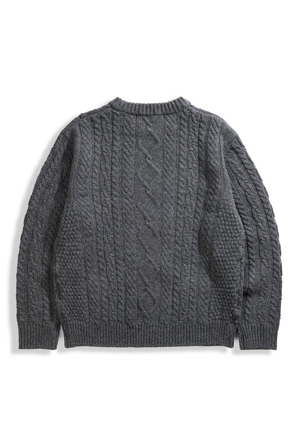 **[상품명: 셔틀랜드울 아란 포켓 스웨터 - 그레이]**

부드러운 촉감의 셔틀랜드울 소재로 제작된 아란 패턴의 포켓 스웨터입니다. 클래식한 무드의 이 스웨터는 가을과 겨울에 따뜻하게 착용하기 좋으며, 두꺼운 두께감으로 포근함을 더합니다. 긴 소매와 라운드넥 디자인으로 어떤 스타일에도 잘 어울리며, 입체적인 질감과 벌키한 짜임이 특징입니다. 전통적인 피셔맨 스타일을 현대적으로 재해석하여, 일상에서 편안하게 즐길 수 있는 아이템입니다. 그레이, 모스, 브라운, 라이트 그레이 등 다양한 컬러로 만나보세요.
