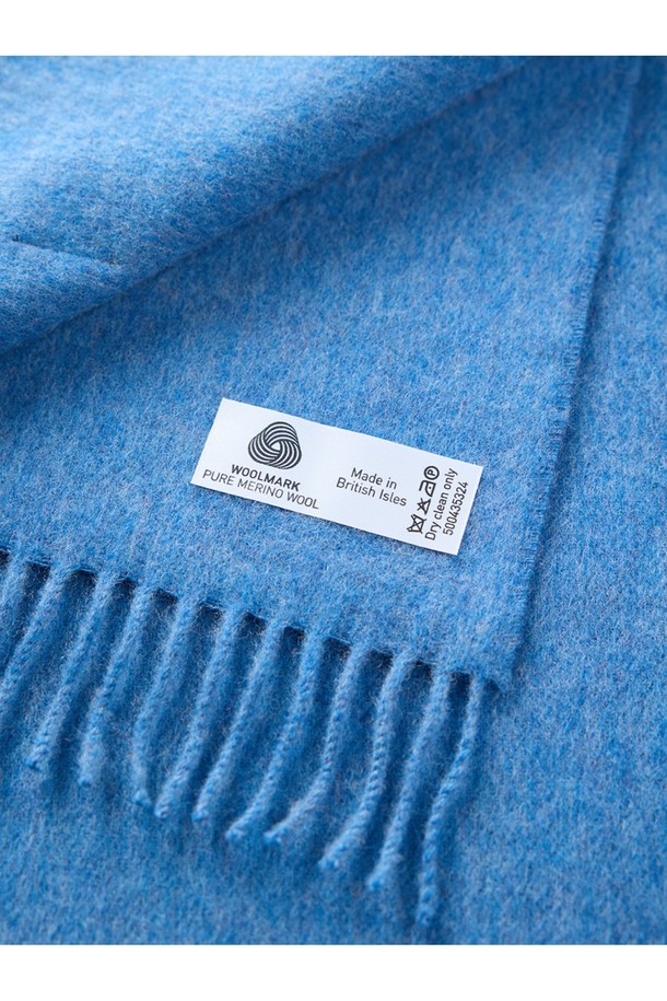 메리노울 머플러 25cm - 마린 블루는 겨울과 가을, 당신의 출근룩과 클래식, 미니멀, 캐주얼 스타일에 포인트를 더해줄 머플러입니다. 부드러운 촉감의 메리노울, 램스울 소재로 제작되어 보온성과 통기성은 물론, 향균 및 소취 기능까지 갖춰 쾌적하게 착용할 수 있습니다. 멜란지 공법으로 은은한 멋을 더하고, 울마크 인증을 받은 영국 제조 상품으로 고급스러운 품질을 보장합니다. 마린 블루 컬러의 무지 디자인과 프린지, 라벨 디자인으로 완성도를 높여, 일상 또는 선물용으로도 손색없는 아이템입니다.
