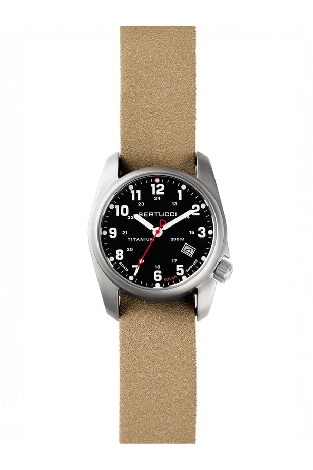 Tridura(트리듀라) 나토밴드 22mm 코요테는 극한 환경에서도 든든한 내구성을 자랑하는 시계 밴드입니다. 코요테 컬러의 세련된 디자인은 여행룩, 휴가룩, 캠핑룩 등 다양한 TPO(Time, Place, Occasion)에 완벽하게 어울립니다. 22mm 밴드 폭과 280mm 길이로 제작되었으며, 군용 스펙 버클과 조절 가능한 키퍼 루프로 안정적인 착용감을 제공합니다. 초경량 16.4g의 무게는 인체공학적 설계를 통해 장시간 착용에도 편안함을 선사하며, 방수, 방청, 야광 기능을 갖춰 전문가용, 아웃도어 활동, 해양 활동, 다이빙, 구조 활동 등 폭넓게 활용 가능합니다. 고프코어, 스포티, 워크웨어 스타일을 즐기는 당신에게 최고의 선택이 될 것입니다.
