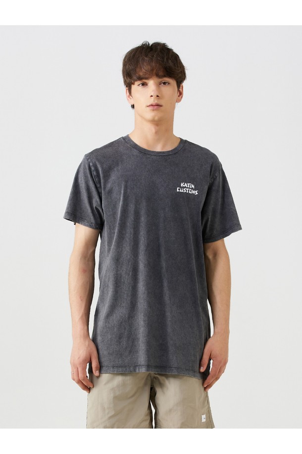 90년대 베니스 비치 타투 플래시 시트에서 영감을 받은 블랙 컬러의 베니스 티셔츠입니다. 오가닉 코튼 100% 소재로 제작되어 부드러운 촉감을 선사하며, 캐주얼하면서도 서핑 스타일을 연출합니다. 레귤러 핏에 반소매 기장으로, 일반 티셔츠보다 2-3cm 더 긴 기장과 어깨 체인스티치, 프린트 라벨, 등판 네크테이프 연장 디테일이 돋보입니다.
