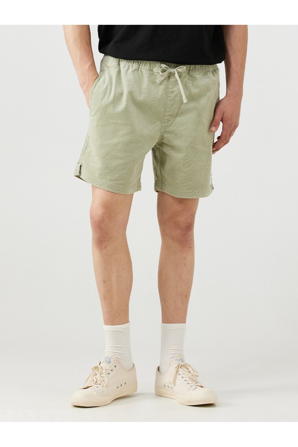 코듀로이 로컬 반바지 - 데저트 세이지는 남성용 반바지로, 봄, 여름 시즌 일상에서 편안하게 착용하기 좋습니다. 코듀로이, 면, 스판덱스 혼방 소재로 제작되었으며, 클래식한 레귤러핏과 무릎 위 기장으로 편안한 실루엣을 연출합니다. 데저트 세이지, 블랙 워시, 오버캐스트 실버 버치, 트레이드 윈드 웜 그레이 등 다양한 컬러 옵션으로 제공되며, 밴딩 처리되어 활동성을 더했습니다.
