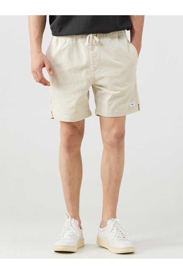 실버 버치 색상의 코듀로이 로컬 반바지는 남녀 모두 착용 가능한 캐주얼 & 클래식 스타일의 반바지입니다. 봄, 여름 시즌에 적합하며, 무릎 위 기장의 레귤러핏으로 편안한 컴포트핏을 제공합니다. 코듀로이, 면, 스판덱스 혼방 소재에 무지 패턴으로 제작되어 클래식한 텍스처와 밴딩 디테일이 특징입니다.
