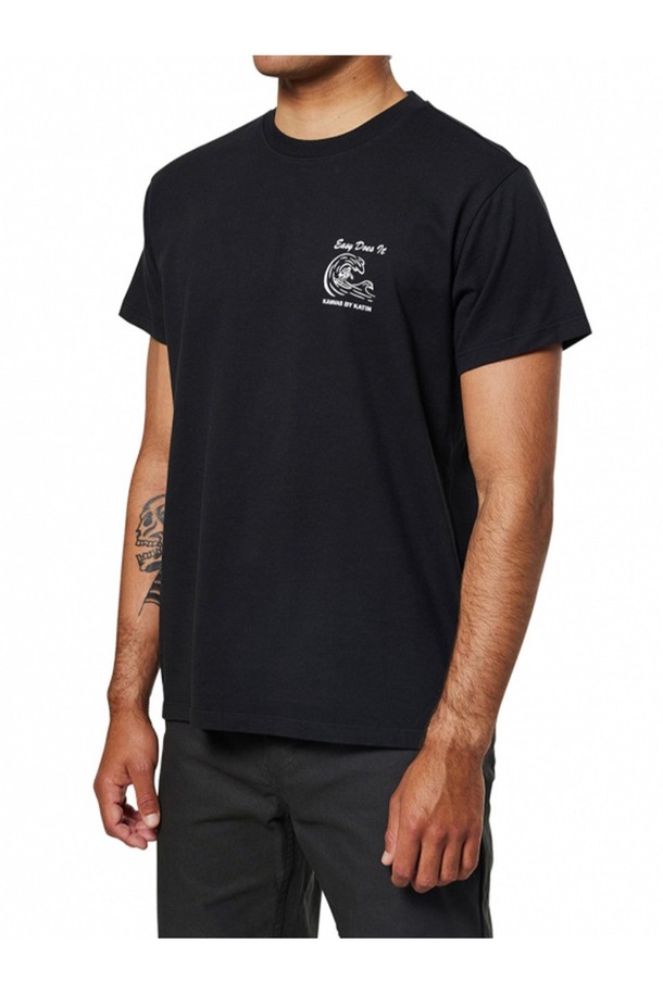 쇼어리 반팔 티셔츠는 부드러운 오가닉 코튼 100% 소재로 제작되었으며, 블랙 워싱 처리되어 자연스러운 멋을 더합니다. 앞면에는 서퍼와 "EASY DOES IT" 텍스트가 퍼프 그래픽 프린팅으로 디자인되었고, 핸드프린팅에서 영감을 받은 그래픽이 캐주얼한 스타일을 완성합니다. 스탠다드 핏의 라운드넥 디자인으로 일상에서 편안하게 착용하기 좋은 남성용 반팔 티셔츠입니다.
