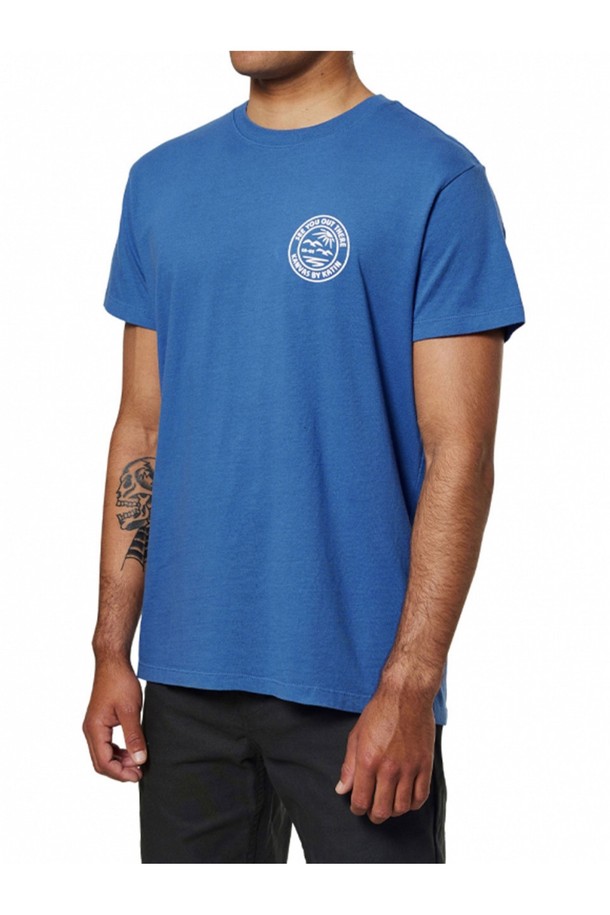 남성용 웨트랜드 반팔 티셔츠는 부드러운 100% 오가닉 코튼 소재로 제작되었으며, 산뜻한 베이 블루 색상이 돋보입니다. 해안 도시 테마의 프린트 로고 그래픽이 캐주얼한 매력을 더하고, 가먼트 다잉 처리로 자연스러운 색감을 연출합니다. 스탠다드 핏의 라운드넥 디자인으로 일상에서 편안하게 착용하기 좋은 반소매 티셔츠입니다.
