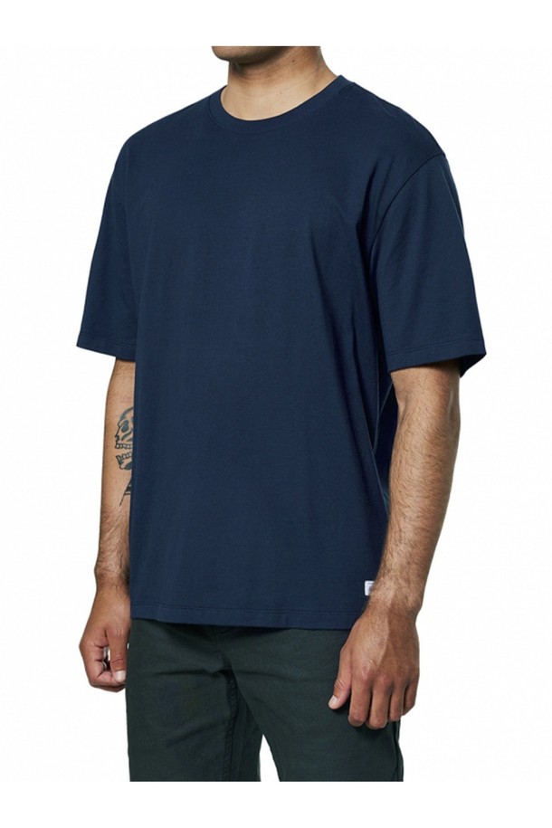 90년대 스타일의 오버사이즈 핏이 특징인 인디고 컬러 박스핏 헤리티지 반팔 티셔츠입니다. 100% 오가닉 코튼 소재와 커스텀 다잉 저지 원단을 사용하여 제작되었으며, 라운드넥 디자인의 캐주얼하고 베이직한 무드를 연출합니다. 봄, 여름철 일상복으로 적합한 남녀 공용 반팔 티셔츠입니다.
