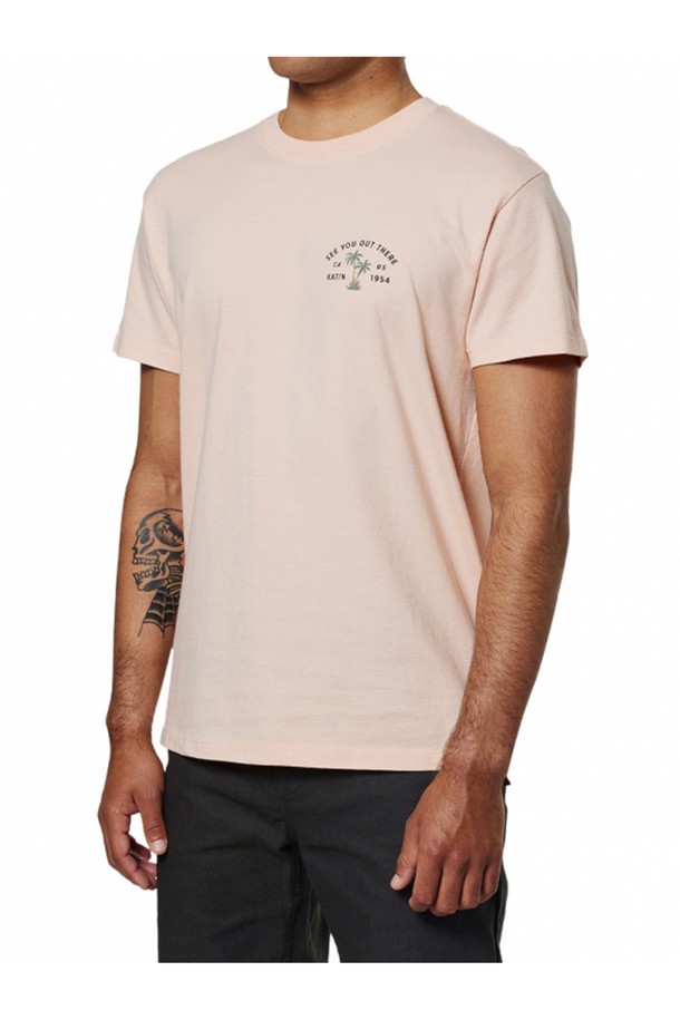 부드러운 촉감의 오가닉 코튼 100% 소재로 제작된 남성용 버뮤다 반팔 티셔츠입니다. 핑크 샌드 워싱 컬러와 캘리포니아 팜트리 그래픽 프린트가 돋보이며, 커스텀 다잉 처리로 빈티지한 매력을 더했습니다. 봄, 여름철 일상복으로 캐주얼하게 연출하기 좋은 레귤러 핏 라운드넥 디자인입니다.
