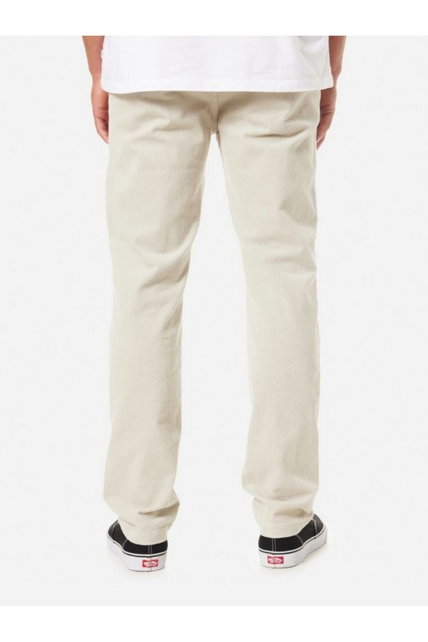 부드러운 아이보리 컬러의 파이프라인 코듀로이 팬츠는 가을, 겨울 시즌에 따뜻하고 편안하게 착용하기 좋습니다. 슬림 스트레이트 핏에 드로우스트링 허리 밴드로 편안함을 더했으며, 히든 포켓 라이닝과 바이어스 테이프 마감으로 디테일을 살렸습니다. 면과 스판덱스 혼방 소재에 골지 패턴이 더해진 두꺼운 코듀로이 원단으로 제작되어 캐주얼하면서도 베이직한 남성 스타일을 완성합니다.
