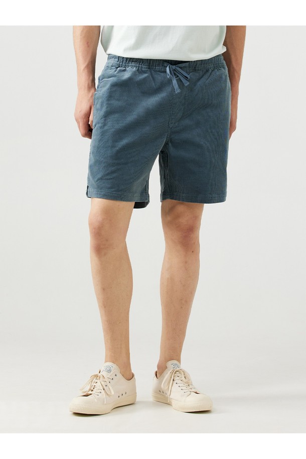 남성용 코듀로이 로컬 반바지는 면과 스판덱스 혼방 소재로 제작되어 편안한 착용감을 제공하며, 밴딩으로 허리 사이즈 조절이 용이합니다. 봄, 여름철 일상복으로 적합하며, 오버캐스트 실버버치, 데저트 세이지, 트레이드윈드 원 그레이 색상으로 출시되었습니다. 무릎 길이의 레귤러핏 디자인으로 클래식하면서 캐주얼한 스타일을 연출할 수 있습니다.
