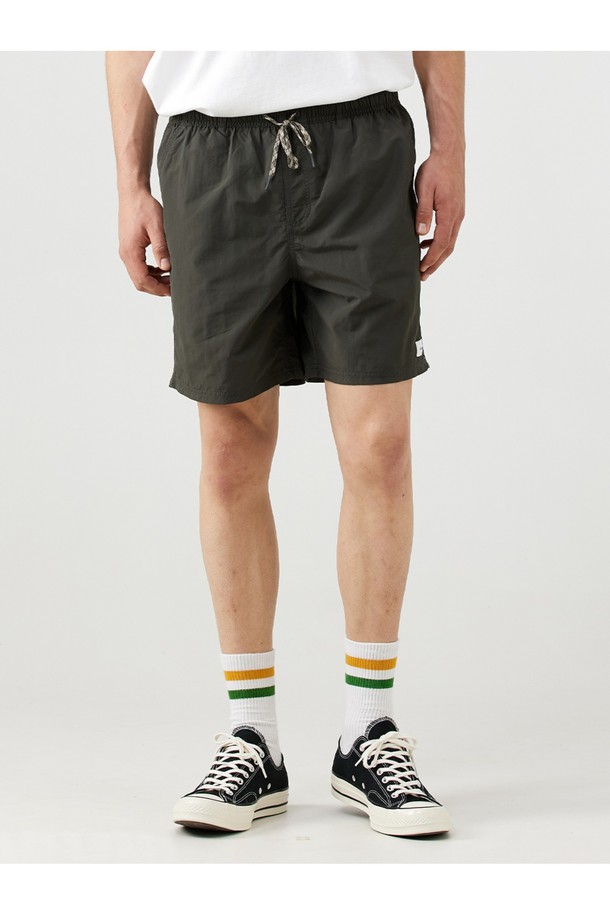 풀사이드 볼리 보드숏 - 블랙 워시는 여름철 서핑이나 일상에서 편안하게 입을 수 있는 남성용 숏 보드숏입니다. 얇은 두께의 나일론 소재로 제작되었으며, 블랙 워시 색상의 무지 패턴이 특징입니다. 레귤러핏에 엘라스틱 밴드와 앞면 슬래시 포켓, 내부 실용적 포켓이 있어 편리하며, 메쉬 안감으로 쾌적한 착용감을 제공합니다.
