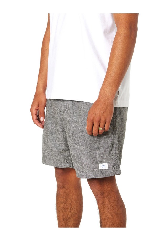 이사야 로컬 반바지는 블랙 워시 컬러의 남성용 반바지로, 봄, 여름 시즌에 캐주얼하게 착용하기 좋습니다. 면과 린넨 혼방 소재로 제작되어 부드러운 촉감을 자랑하며, 샴브레이 패턴과 스탠다드 레귤러핏으로 편안하게 연출 가능합니다. 사이드 슬릿, 앞면 포켓, 뒷면 웰트 포켓 디테일과 깔끔한 허리 밴드가 특징입니다.
