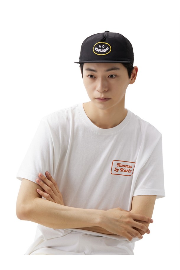 일상, 서핑, 비치웨어 등 다양한 용도로 활용하기 좋은 블랙 컬러의 SMILE 스냅백입니다. 봄, 여름에 어울리는 얇고 가벼운 나일론 소재로 제작되었으며, 7cm 챙넓이와 77cm 모자 깊이를 가지고 있습니다. 자수 장식이 돋보이며, 스냅백 조절이 가능합니다.
