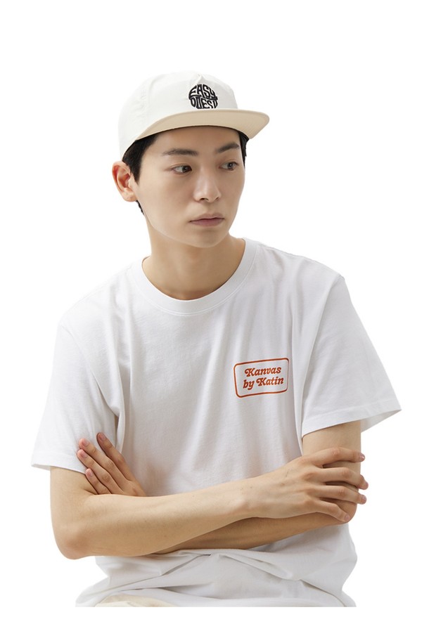 EASY EMBLEM 로고 자수가 돋보이는 화이트 컬러의 울 소재 스냅백입니다. 남녀 모두 착용하기 좋으며, 봄, 여름, 가을에 일상용으로 활용하기 좋습니다. 개성 있는 디자인으로 포인트를 줄 수 있습니다.
