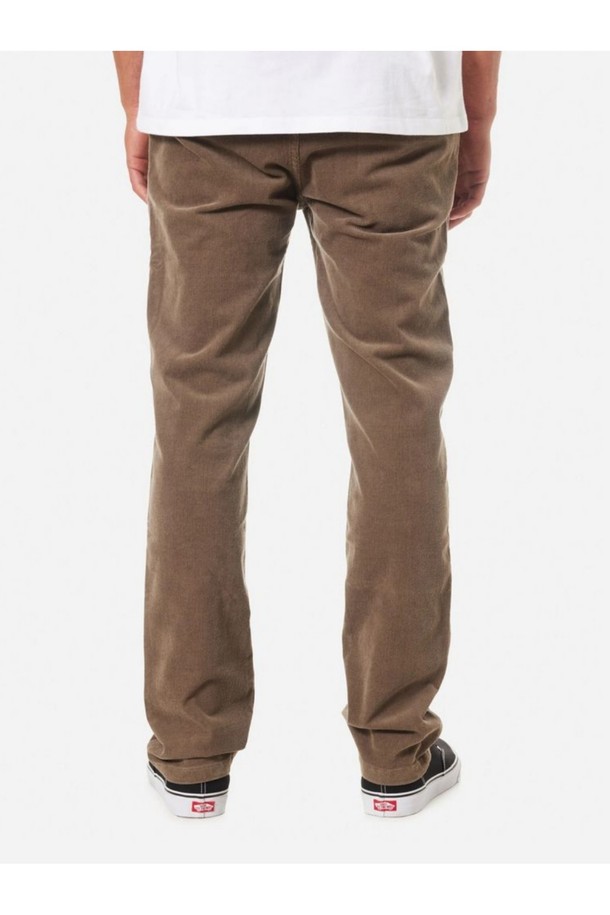 부드러운 코듀로이 소재로 제작된 다크 브라운 색상의 남성용 파이프라인 코듀로이 팬츠입니다. 슬림 스트레이트 핏으로 디자인되었으며, 허리 밴딩과 스트링으로 편안함을 더했습니다. 가을, 겨울 시즌에 캐주얼하게 활용하기 좋으며, 포켓 안감 보강과 내부 바이어스 테이프 마감 등 프리미엄 디테일이 돋보입니다.
