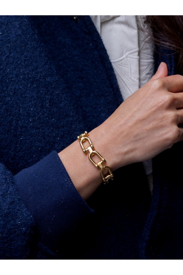 미니멀 스타일의 (여성) 엘리자베스 팔찌는 4mm 사이즈의 골드 메탈 소재로 제작되었으며, 데일리로 착용하기 좋습니다. 레이어드 디자인으로 제작되어 2개 이상의 제품을 함께 착용하면 더욱 멋스럽게 연출할 수 있습니다. 다양한 컬러로 출시되어 여러 색상을 매치하여 개성 있는 스타일을 완성할 수 있습니다.
