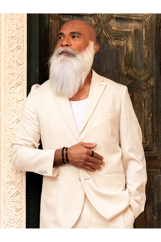 나바크 6 팔찌 - 블랙X블랙은 미니멀하고 모던한 스타일의 공용 팔찌입니다. 6mm 스테인리스 커프와 로프 소재, 블랙 컬러의 조화가 돋보이며, 방수, 내식성, 내구성을 갖춘 제품입니다. 뱅글 스타일로 제작되었으며, 손바느질 마감, 브랜드 각인, 새클 및 매듭 디자인이 특징입니다.
