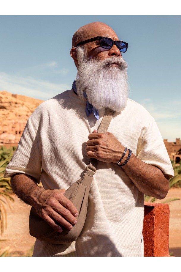 네이비 색상의 1.8mm 로프와 실버 색상의 6mm 스테인리스 스틸 프레임으로 제작된 나바크 6 팔찌입니다. 고급 스테인리스 스틸 프레임은 내식성이 뛰어나며, 핸드 스티치 및 매듭 구조로 제작되어 내구성이 뛰어납니다. 착용자의 손목에 맞게 조절 가능하며, 레이어드하여 착용할 수 있는 미니멀한 디자인으로 일상생활은 물론 마린 스포츠 활동에도 잘 어울립니다.
