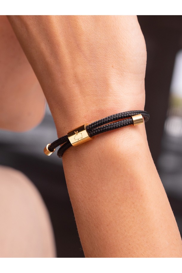 (여성) 리틀 루이스 팔찌는 블랙 로프와 골드 스테인리스 스틸 소재로 제작되었으며, 브랜드 레터링과 매듭 장식이 돋보입니다. 수작업 매듭과 핸드 스티칭으로 완성되었고, 땀과 바닷물에도 색상이 유지되어 일상은 물론 수영이나 해양 스포츠에도 착용하기 좋습니다. XS 사이즈로 출시되었으며, 레이어드 스타일링이 용이하고, 마감 부분에 이음새가 없어 깔끔한 착용감을 선사합니다.
