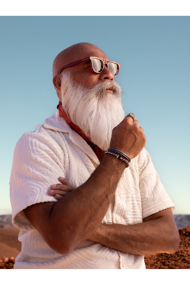 카테나 베니션 팔찌는 네이비 컬러의 마린 로프와 실버 스테인리스스틸 체인의 조화가 돋보이는 공용 팔찌입니다. 5mm 두께의 박스 체인 패턴과 로고 각인 디테일이 세련된 디자인을 완성하며, T-클라스프 잠금장치와 수작업 매듭 마감으로 견고함을 더했습니다. 방수 및 내식성이 뛰어나 해양 스포츠에도 적합하며, 레이어드하여 다양한 스타일을 연출할 수 있습니다.
